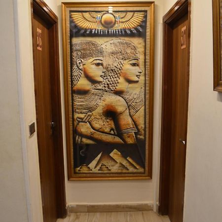 Queen Cleopatra Pyramids View Kafret el-Gabal Kültér fotó