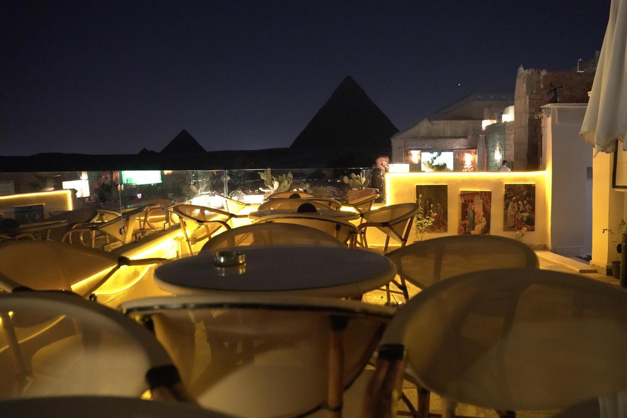Queen Cleopatra Pyramids View Kafret el-Gabal Kültér fotó