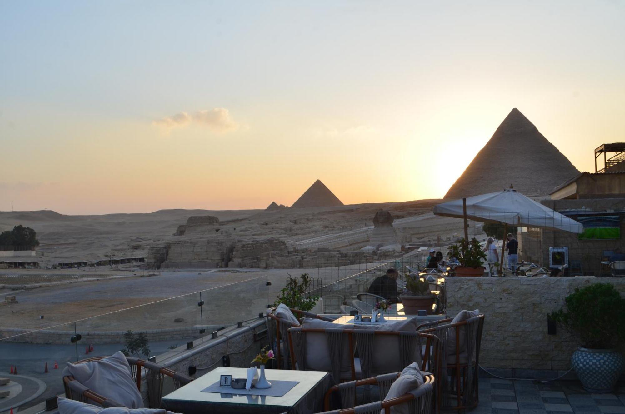 Queen Cleopatra Pyramids View Kafret el-Gabal Kültér fotó