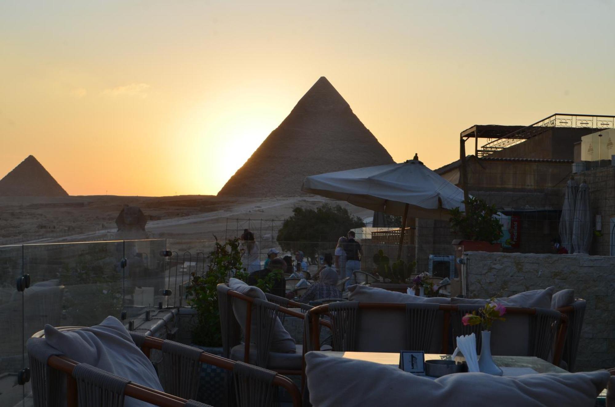 Queen Cleopatra Pyramids View Kafret el-Gabal Kültér fotó