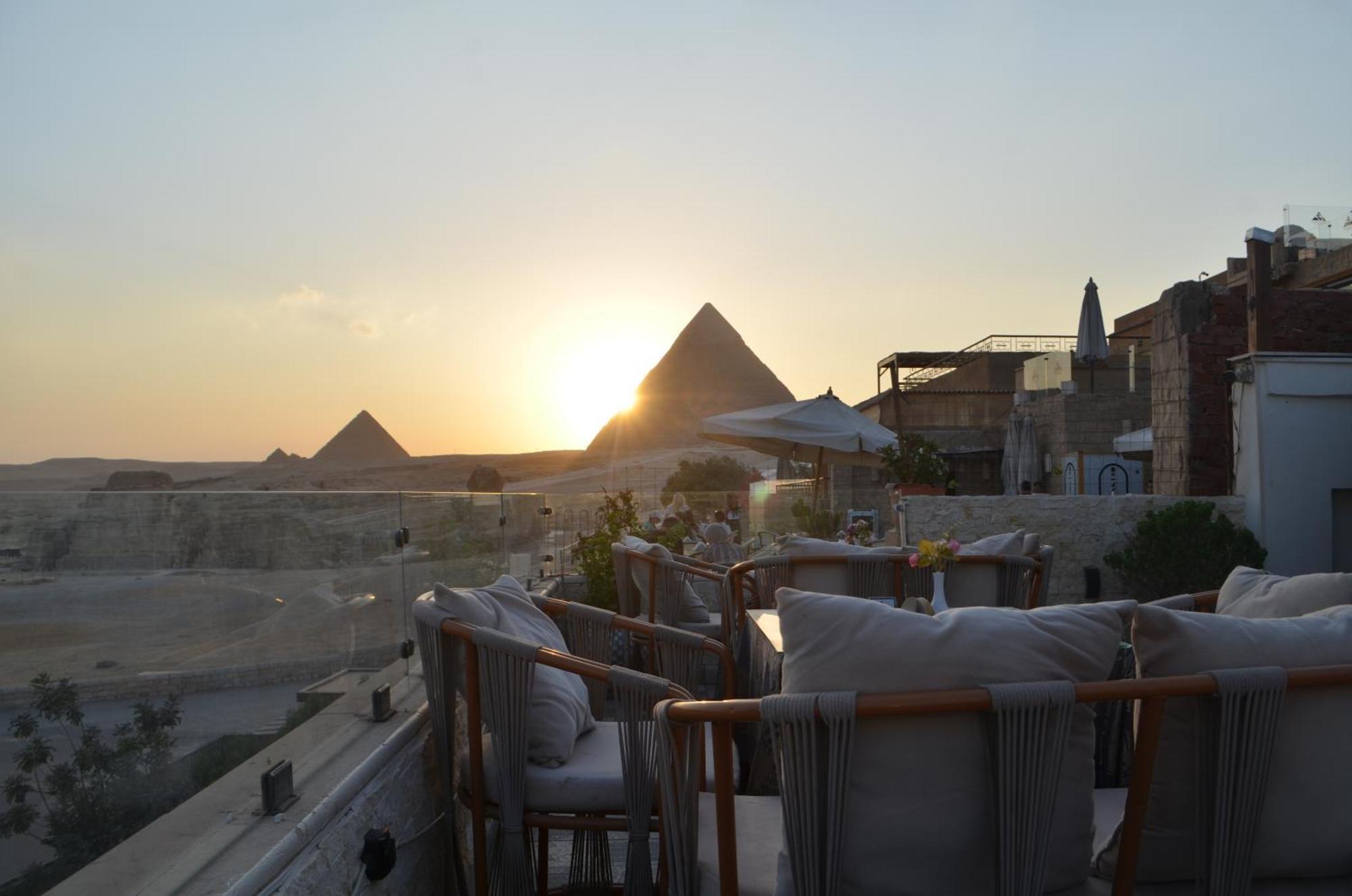 Queen Cleopatra Pyramids View Kafret el-Gabal Kültér fotó